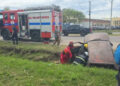 Rescataron a una mujer que quedó atrapada en un auto tras chocar y caer a una zanja