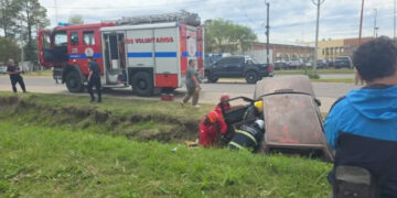Rescataron a una mujer que quedó atrapada en un auto tras chocar y caer a una zanja